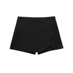 Korte jurk zwart met asymmetrische sluiting detailopname