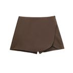 Korte rok bruin met asymmetrische sluiting detailopname