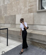 Maxi rok zwart satijnlook met subtiel glans detail shot