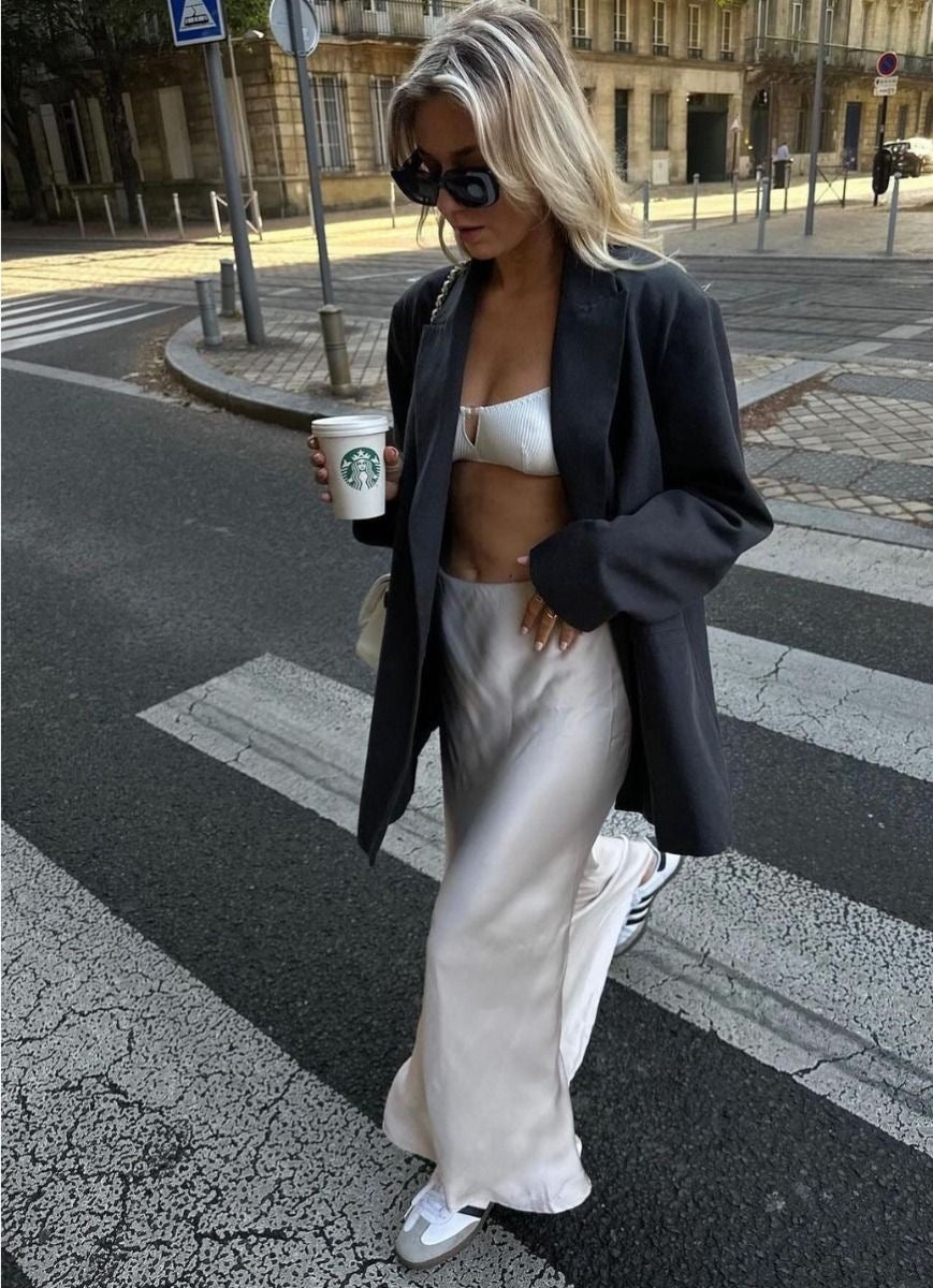 Maxi rok witte satijn look met subtiel glans model draagstijl