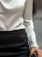 Witte satijnen blouse met watervalhals detail shot