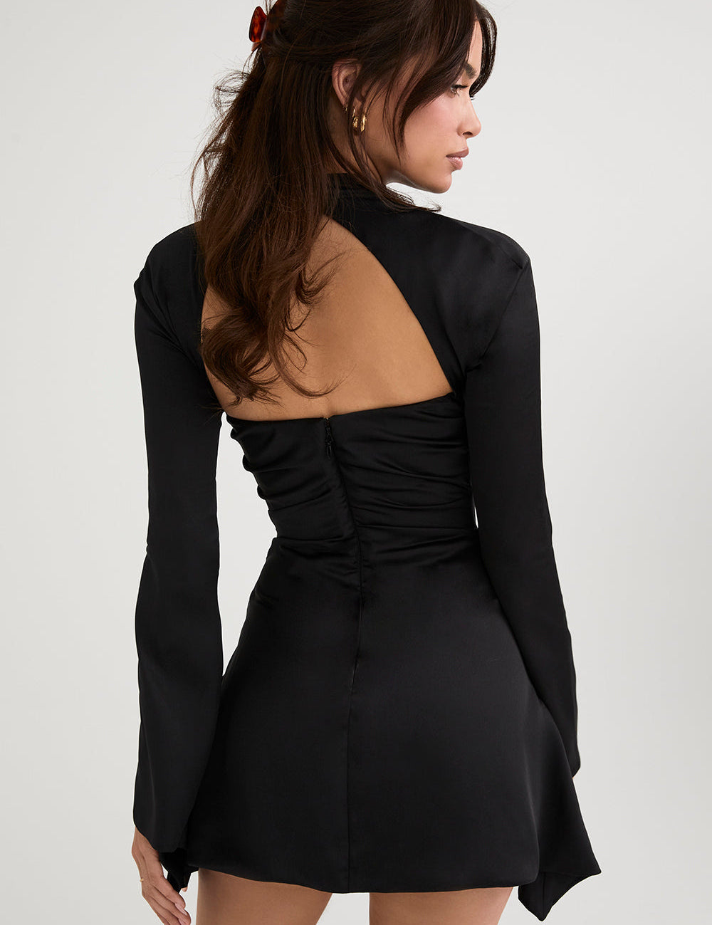 Elegante jurk zwart met open rug design, zij profiel