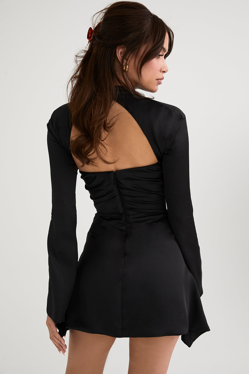 Elegante jurk zwart met open rug design, zij profiel