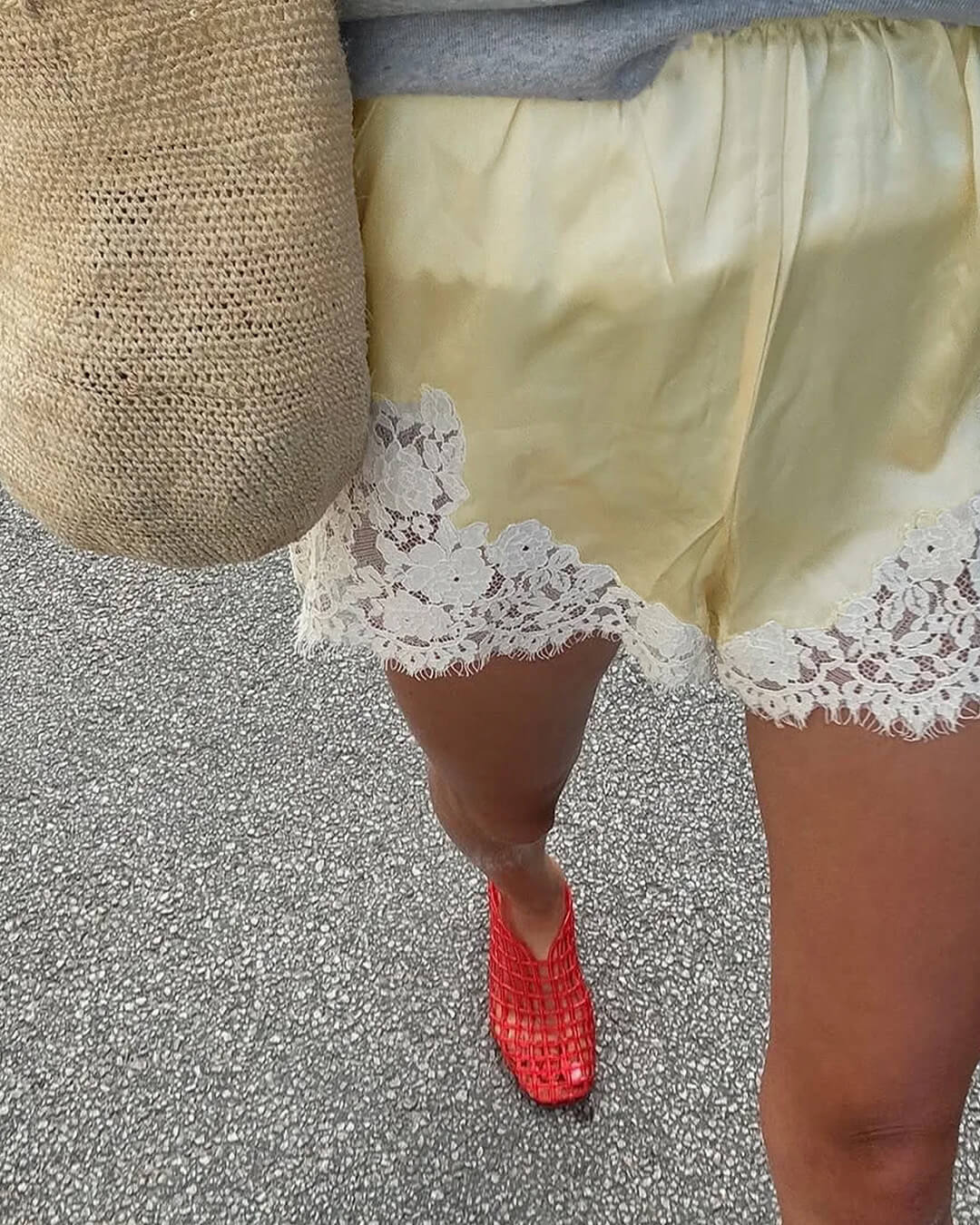 Lara | Dames Korte Broek - Luxe Satijn met Kantdetails 4