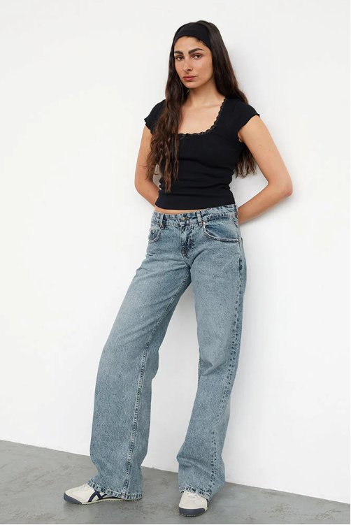 Dames jeans lichtblauw met rechte pijpen en laag taille front view