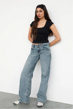 Dames jeans lichtblauw met rechte pijpen en laag taille front view