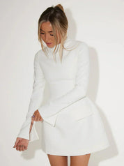 Mini jurk witte stof met hoge hals en flared mouwen, zij profiel