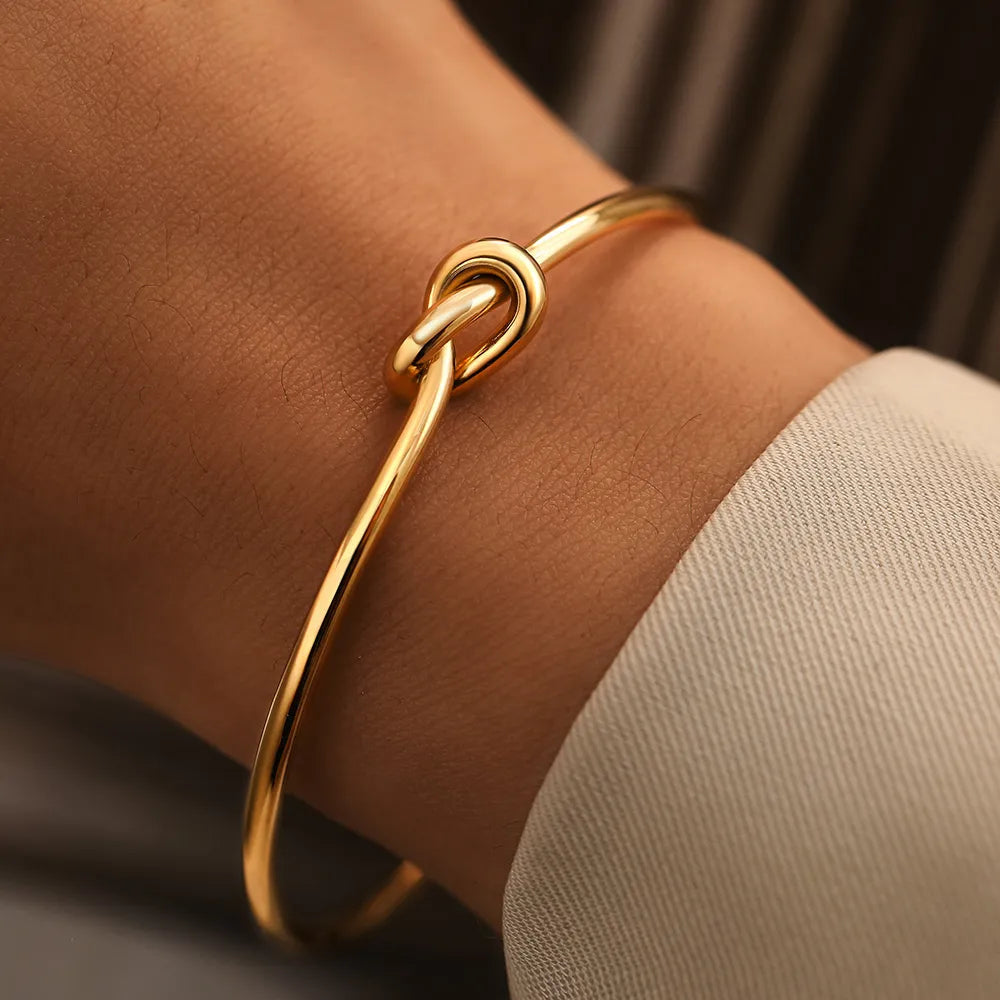 Mira | Dames Gouden Manchetarmband - Vintage Charme met Gedraaide Knopen 0