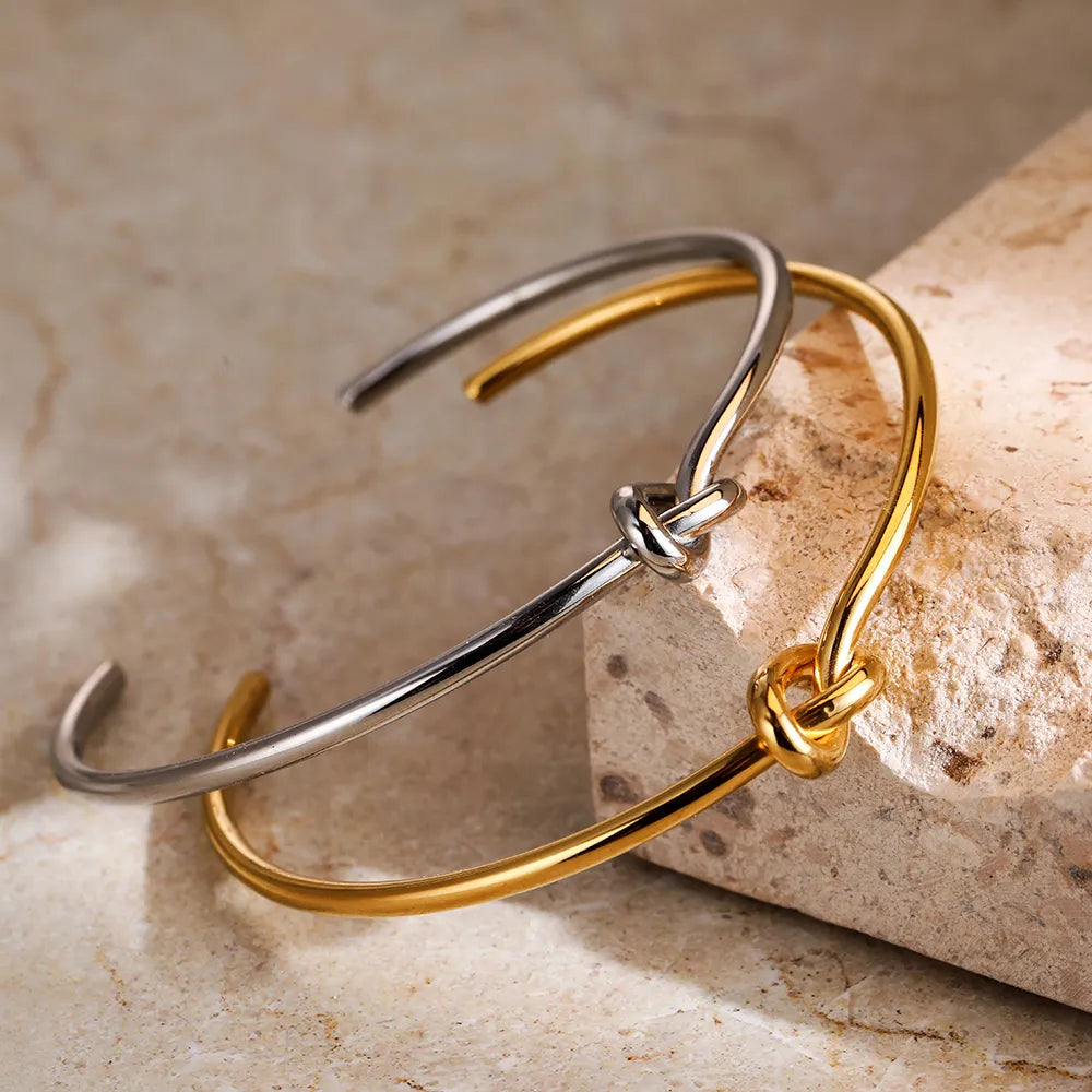 Mira | Dames Gouden Manchetarmband - Vintage Charme met Gedraaide Knopen 4