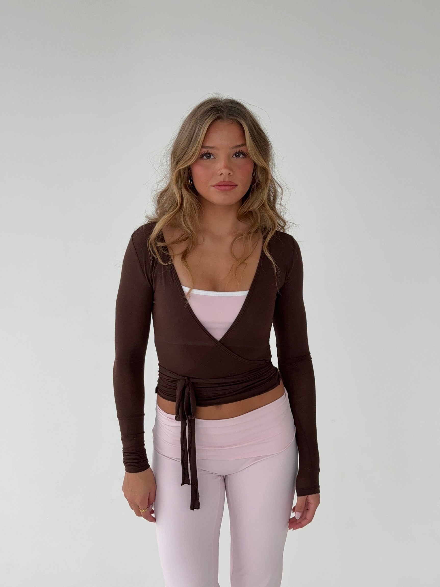 Tatyanna | Bruine Wikkel Top met Tailleband