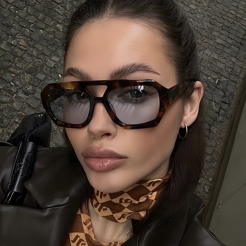 Geometric sunglasses yellow-brown side view on model