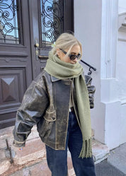 Leren jas donkergrijs vintage look met groene sjaal zij profiel