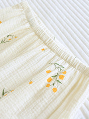 Pyjama set wit met gele bloemenprint detailopname