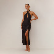 Maxi jurk zwart met split en halterhals front view