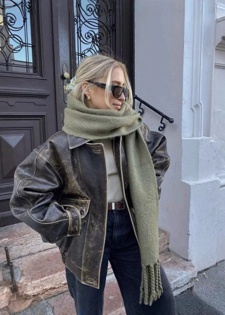 Leren jas donkergrijs vintage look met groene sjaal front view