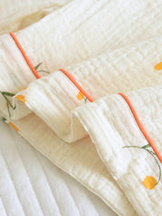 Pyjama set wit met oranje randjes en fruitprint detail shot