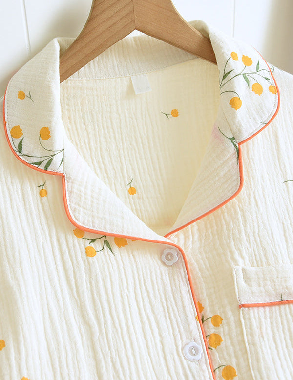 Pyjama set wit met gele bloemenprint en oranje randen vooraanzicht