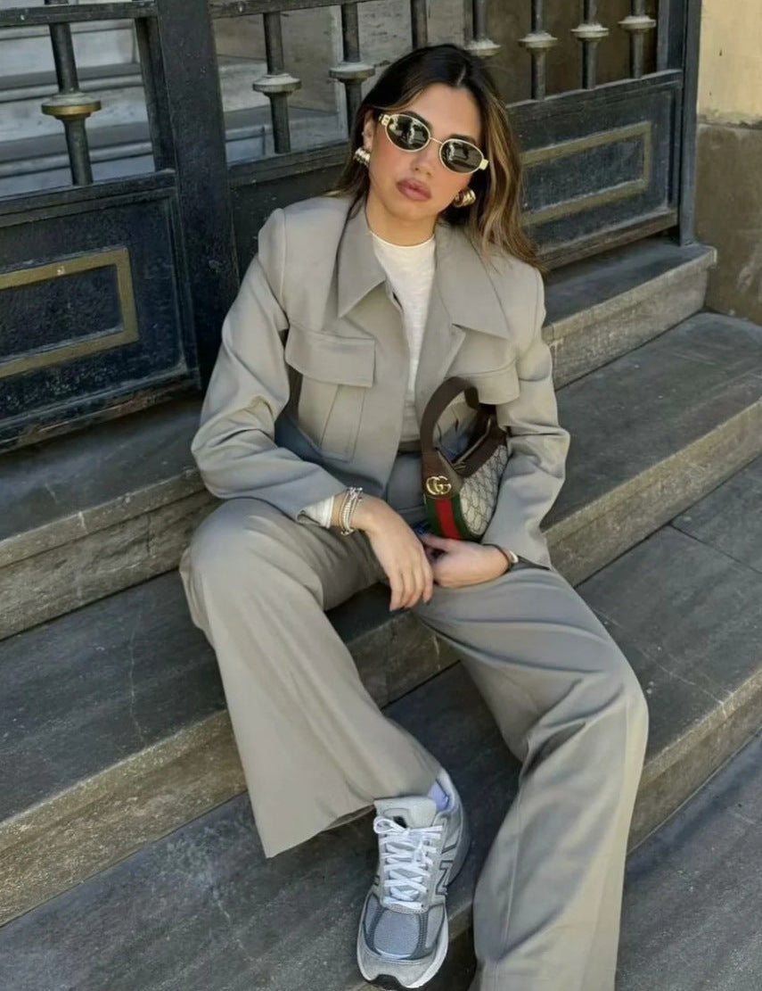 Tweedelige set met lichtgrijze broek en jasje, zijkant