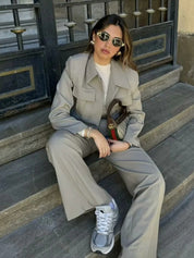 Tweedelige set met lichtgrijze broek en jasje, zijkant