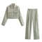 Tweedelige set met lichtgroene jasje en high-waist broek front view