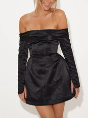 Mini-jurk zwart satijn off-shoulder front view