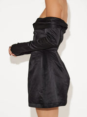 Mini jurk zwart satijn off-shoulder detail shot