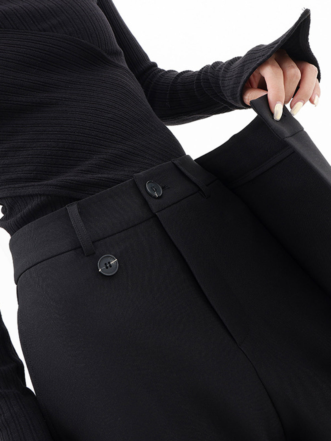 Zwarte oversized pantalon met dubbele knoop detail close-up