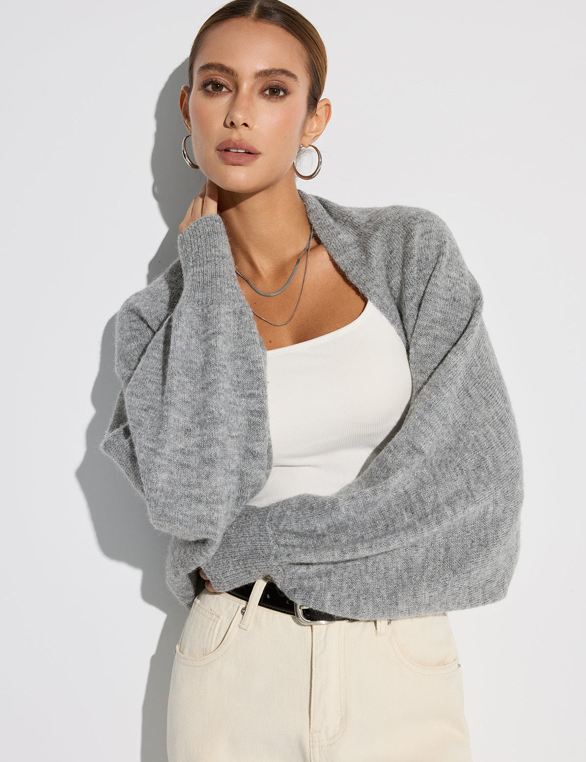 Lichtgrijze vest dames met ronde hals en lange mouwen front view