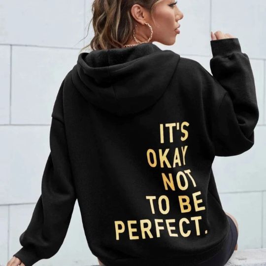 Dames hoodie zwart met gouden tekst 'IT'S OKAY NOT TO BE PERFECT' rugzijde