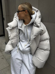 Oversized puffer jas dames lichtgrijs met capuchon front view