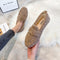Dames pantoffels beige pluche met antislipzool detail shot