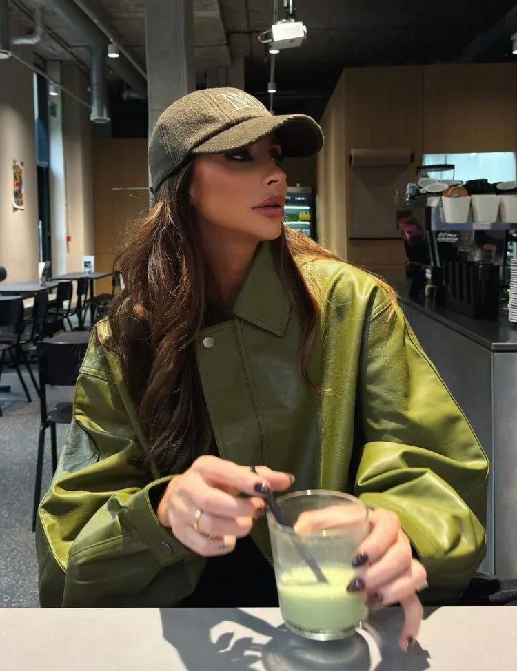 Vegan leer jas olijfgroen dames modern streetwear look