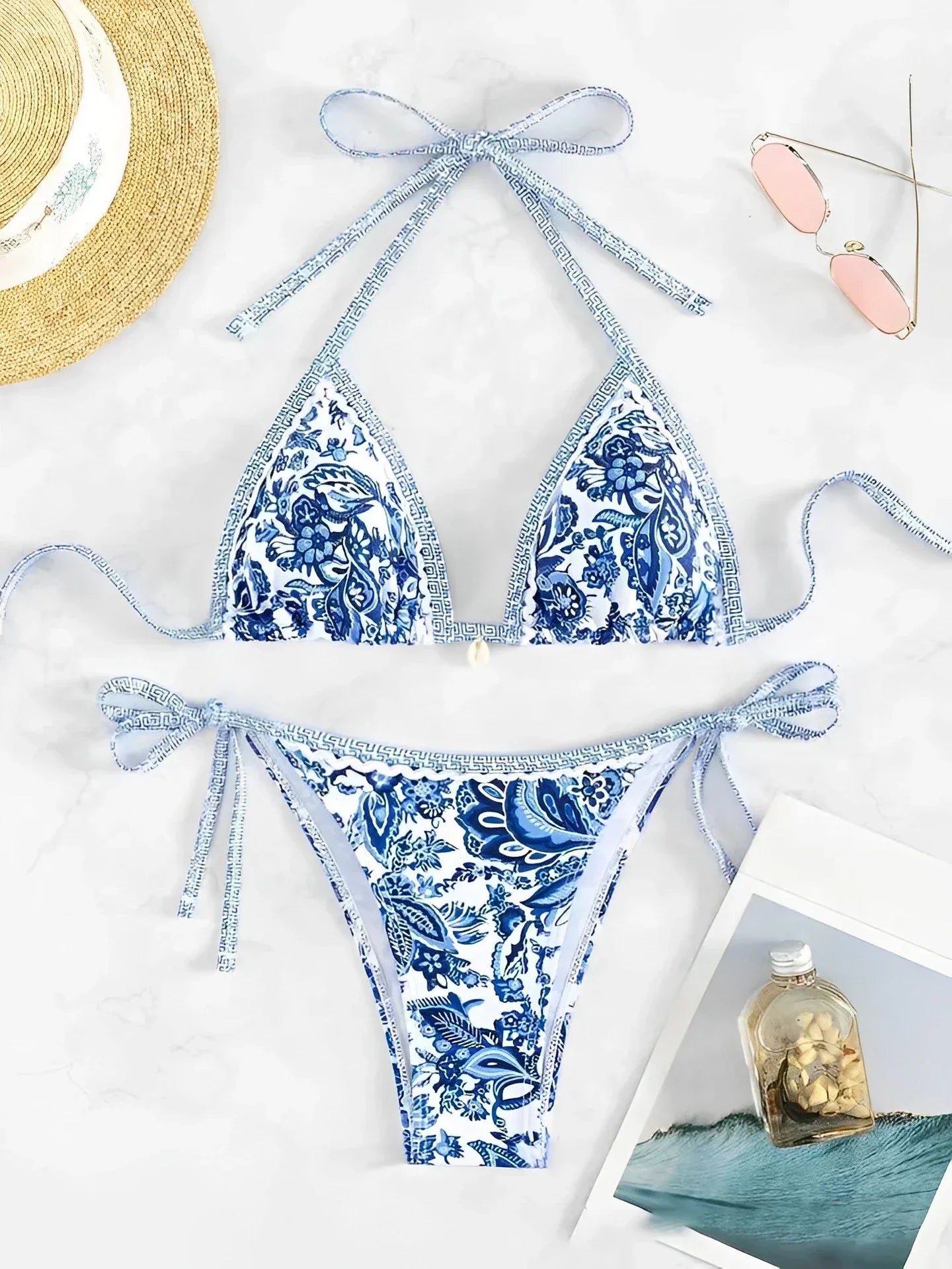 Bikini met blauw-wit bloemenprint en strikdetail bovenaanzicht