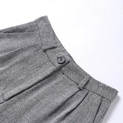 Blazer met herringbone patroon en zwarte knoppen close-up