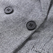 Blazer met herringbone patroon en zwarte knopen detail shot