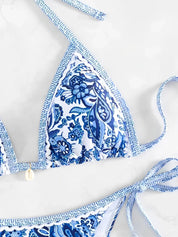 Bikini met blauwe bloemendessin en witte randen, bovenste deel close-up