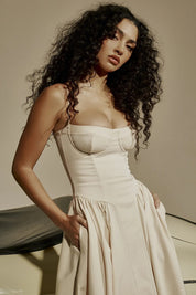 Lichtgrijze jurk met corsetdetail en wijde rok, front view