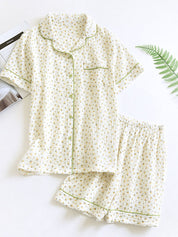 Pyjama set wit met gele bloemenprint en groene accenten front view