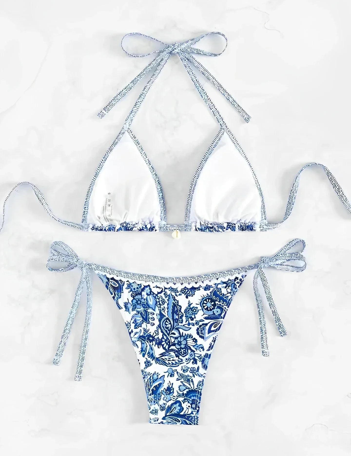 Bikini met blauw-wit bloemenprint en strikdetail vooraanzicht