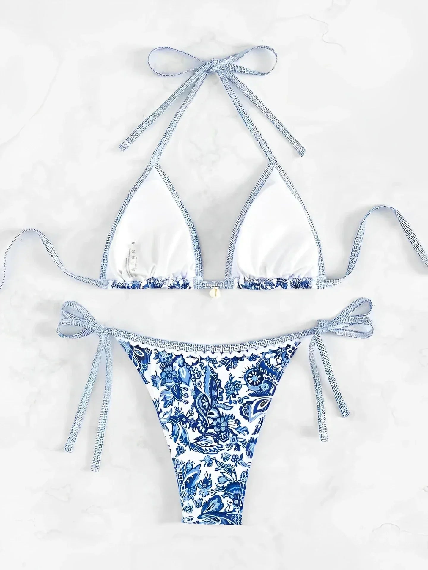 Bikini met blauw-wit bloemenprint en strikdetail vooraanzicht
