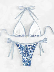Bikini met blauw-wit bloemenprint en strikdetail vooraanzicht