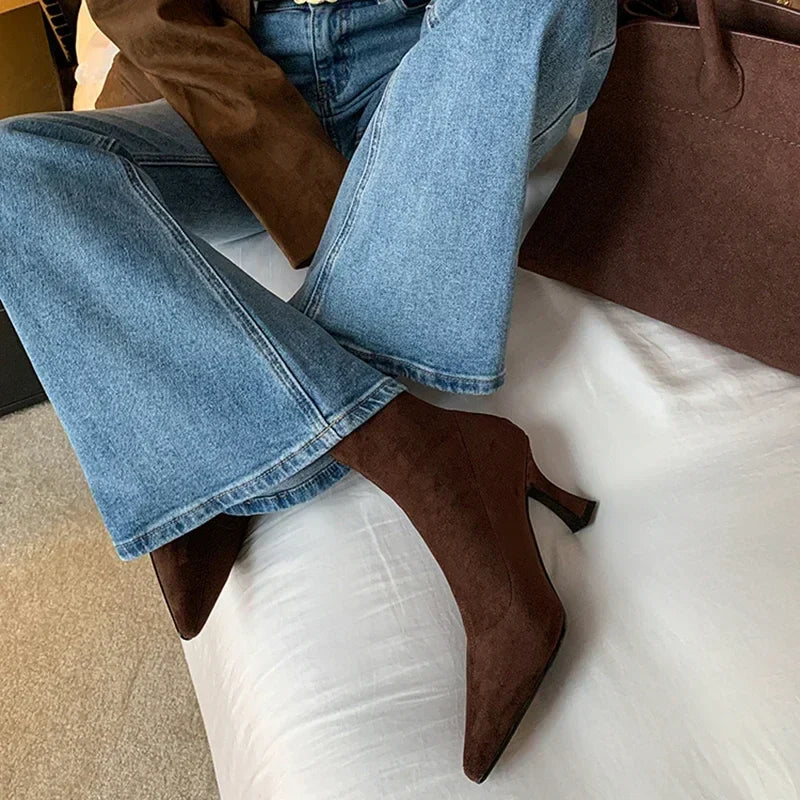 Laarsjes bruin suede look met spitse punt zijkant