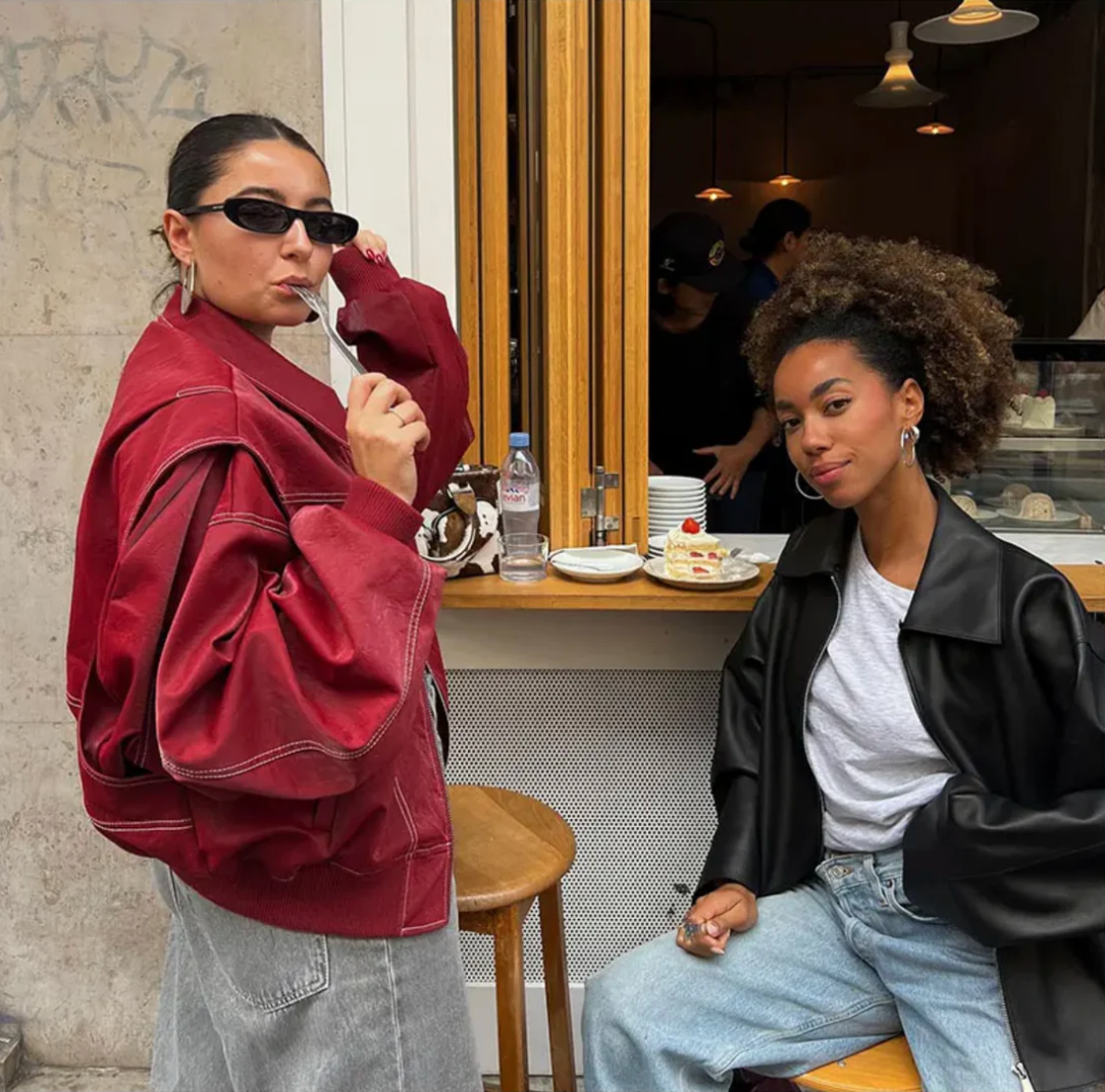 Oversized rode leren jas met zwarte details lifestyle shot