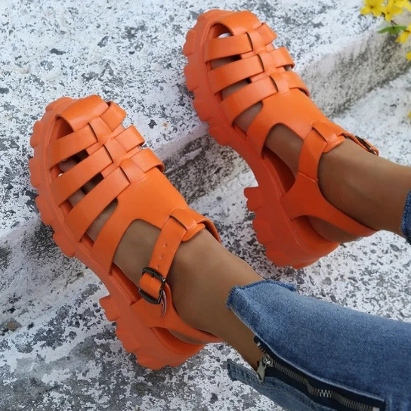 Oranje sandalen met gevlochten patroon en dikke zool detail shot