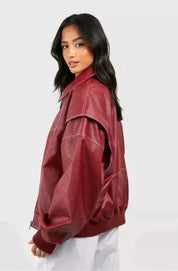 Rode leren jas oversized model zij profiel