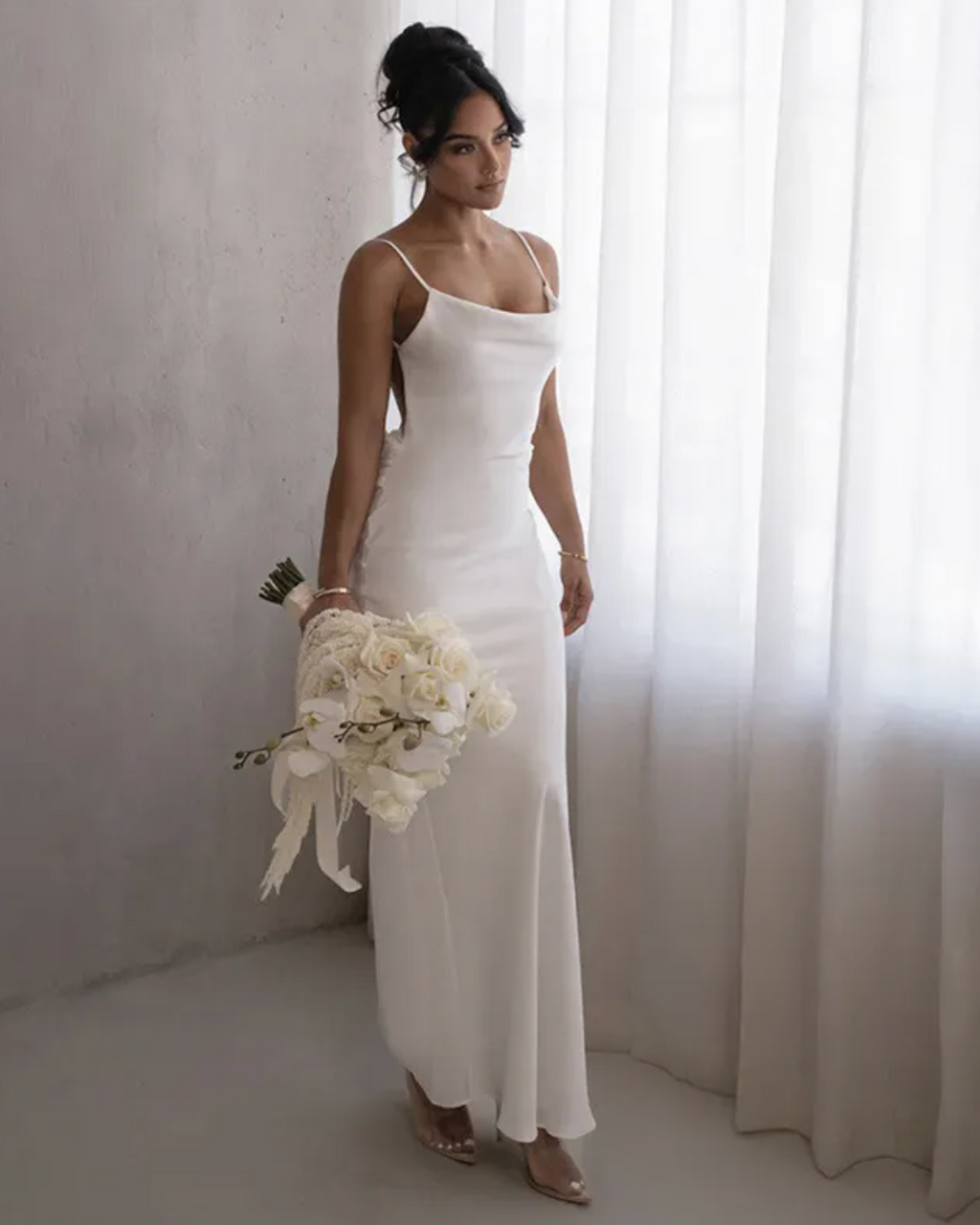 Maxi dress white front view with bouquet