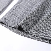 Stofdetail grijs met herringbone patroon dichtbijgekeken