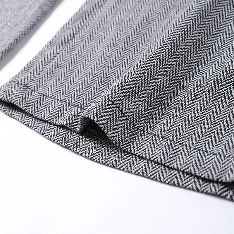 Stofdetail grijs met herringbone patroon dichtbijgekeken