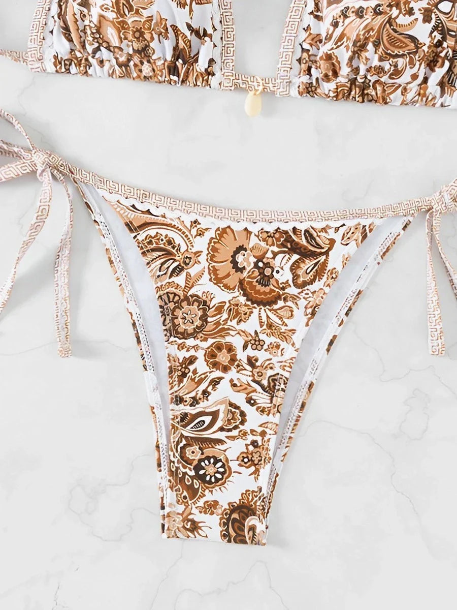 Bikini met bloemenprint en witte randen, detailopname