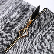 Blazer met herringbone patroon en gouden rits close-up
